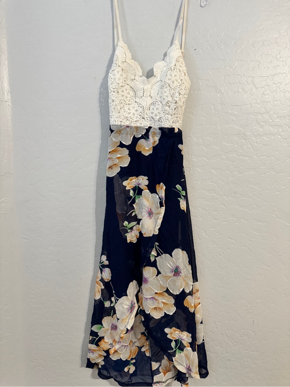 👗NWT UNTWINE IT Navy Floral Lace V-Neck Maxi Dress Strappy Sleeveless size L